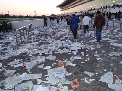 サッカーのサポーターを見習って競馬場の掃除をしないか？