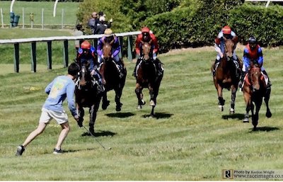 海外競馬であわや大惨事　馬の目前を人が…現地アナ激怒「全くもってふざけた野郎だ」